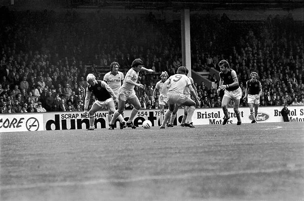 Football Division 1. Aston Villa 0 v. Everton 2. September 1980 LF04-26-011