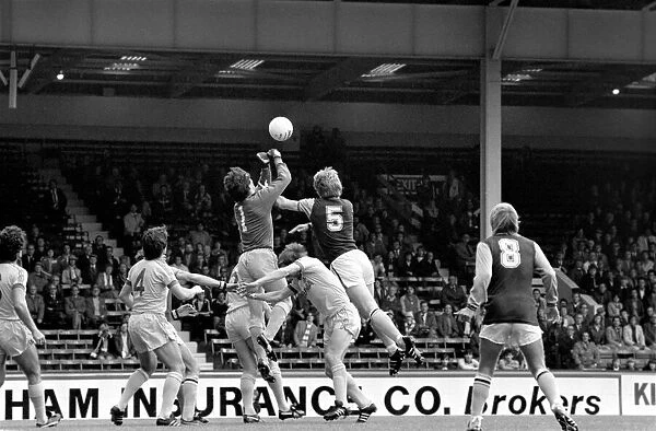 Football Division 1. Aston Villa 0 v. Everton 2. September 1980 LF04-26-021