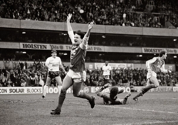 Football English League Division One 1986  /  87 Season. Tottenham Hotspur 1 v Arsenal