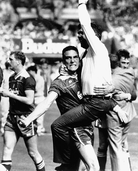 Football FA Cup Final 1988. Vinnie Jones shares his delight with manager Bobby