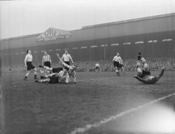Framed Print : Football Fulham v Sunderland 13 / 4 / 1952 XP0000 C1875 / 1 Framed Print : Football Fulham v Sunderland 13 / 4 / 1952 XP0000 C1875 / 1