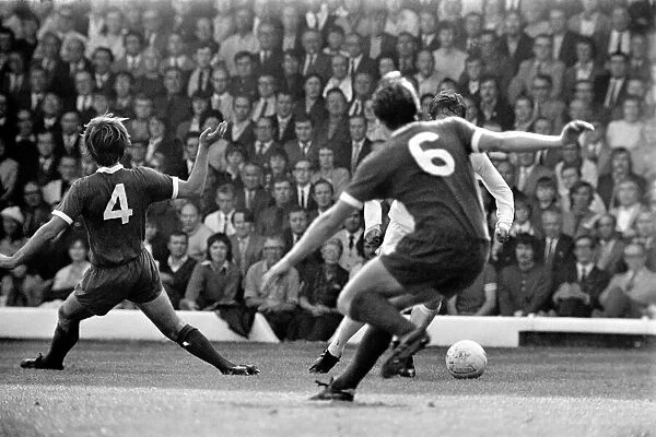 Football: Leeds United (1) v. Liverpool (0). September 1971 71-12020-037