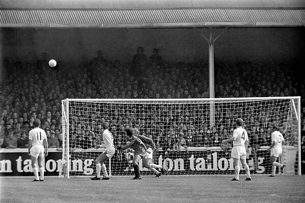 Football: Leeds United (1) v. Liverpool (0). September 1971 71-12020-025