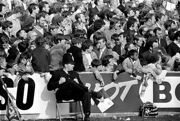 Football: Leeds United (1) v. Liverpool (0). September 1971 71-12020-053