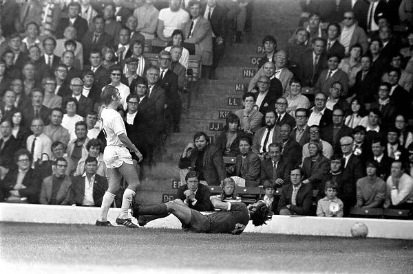 Football: Leeds United (1) v. Liverpool (0). September 1971 71-12020-044