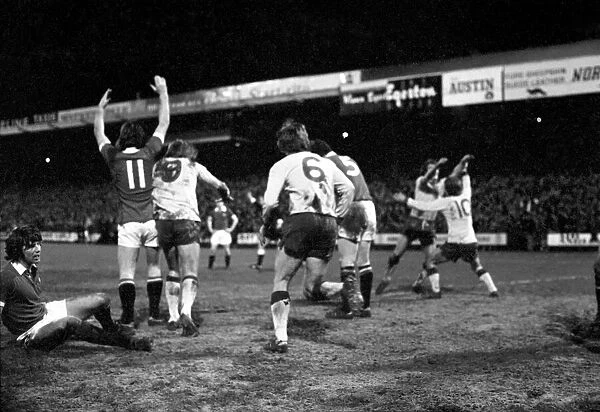 Football: Norwich F. C. (1) v. Manchester United F. C. (0). January 1975 75-00414-069
