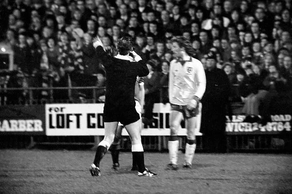 Football: Norwich F. C. (1) v. Manchester United F. C. (0). January 1975 75-00414-010