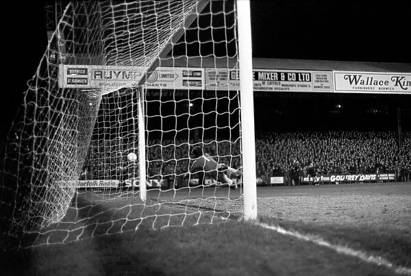 Football: Norwich F. C. (1) v. Manchester United F. C. (0). January 1975 75-00414-035