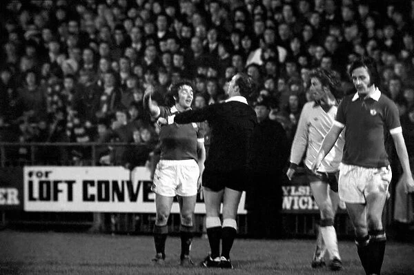 Football: Norwich F. C. (1) v. Manchester United F. C. (0). January 1975 75-00414-009