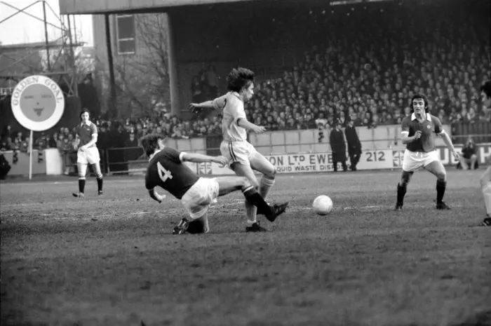 Framed Print : Football: Oxford United vs. Manchester United. February 1975 75-00765-027 Framed Print : Football: Oxford United vs. Manchester United. February 1975 75-00765-027