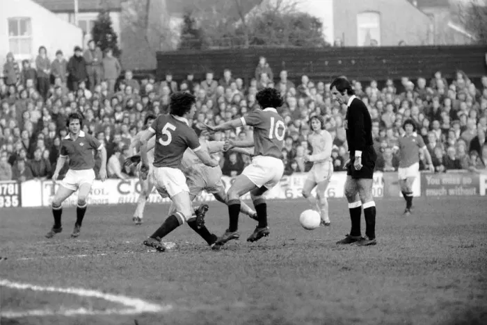 Framed Print : Football: Oxford United vs. Manchester United. February 1975 75-00765-038