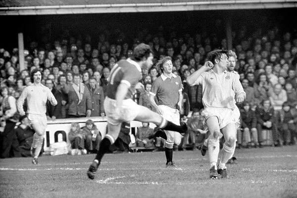 Football: Oxford United vs. Manchester United. February 1975 75-00765-024