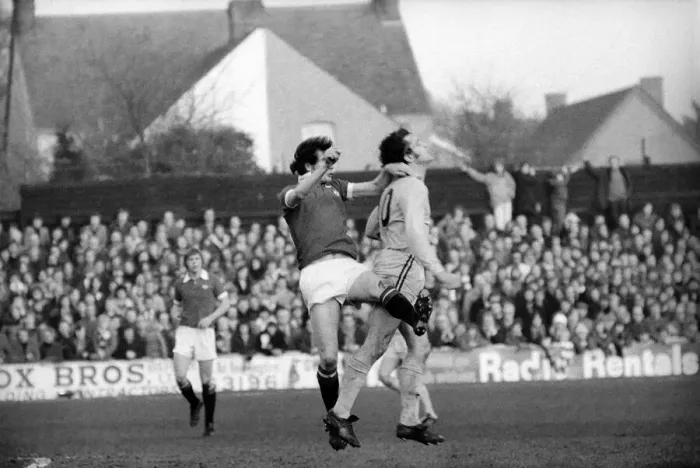 Framed Print : Football: Oxford United vs. Manchester United. February 1975 75-00765-009
