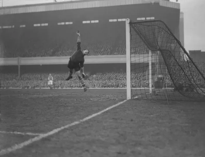 Framed Print : Football Rolando Uqolini Middlesbrough goalkeeper in action against Arsenal Framed Print : Football Rolando Uqolini Middlesbrough goalkeeper in action against Arsenal