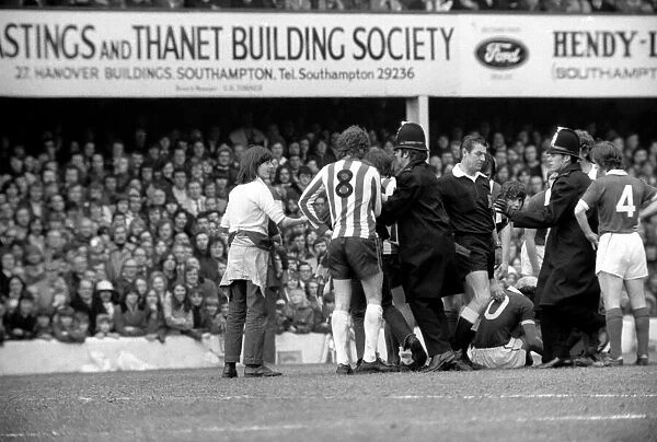 Football: Southampton F. C. vs. Manchester City United F. C. April 1975 75-1785-011