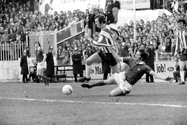 Football: Southampton vs. Manchester United. February 1975 75-00765-034