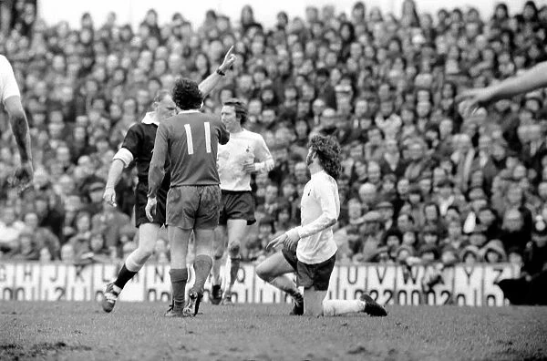Football: Spurs F. C. vs. Liverpool F. C. March 1975 75-01596-035