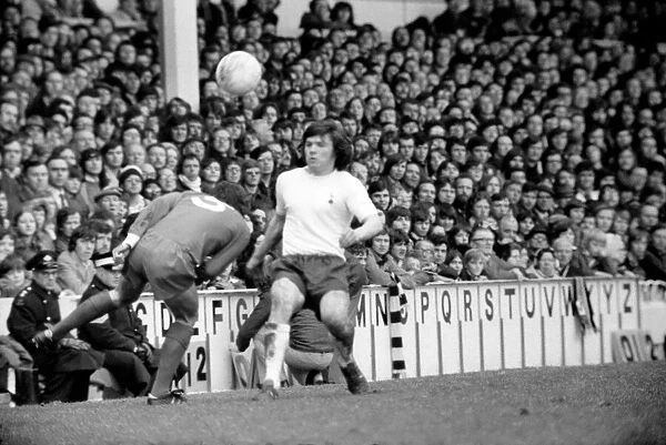 Football: Spurs F. C. vs. Liverpool F. C. March 1975 75-01596-027