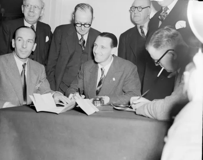 Framed Print : Football Tommy Lawton signs for Brentford FC 15 / 3 / 1952 C1328 / 1 Framed Print : Football Tommy Lawton signs for Brentford FC 15 / 3 / 1952 C1328 / 1