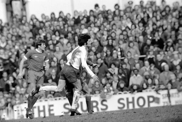 Football: Tottenham Hotspur F. C. vs. Liverpool F. C. March 1975 75-01598-076