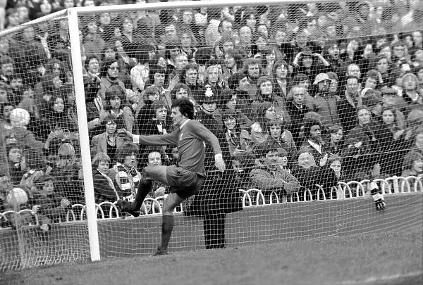 Football: Tottenham Hotspur F. C. vs. Liverpool F. C. March 1975 75-01598-081