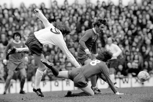 Football: Tottenham Hotspur F. C. vs. Liverpool F. C. March 1975 75-01598-034