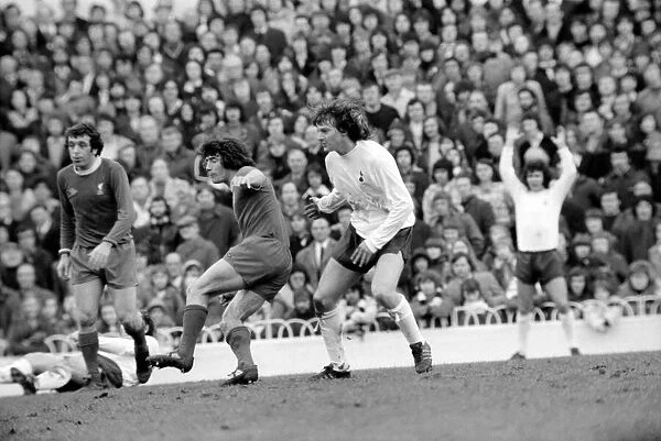 Football: Tottenham Hotspur F. C. vs. Liverpool F. C. March 1975 75-01598-078