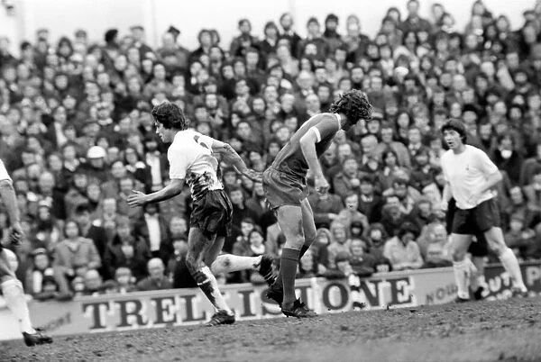 Football: Tottenham Hotspur F. C. vs. Liverpool F. C. March 1975 75-01598-061
