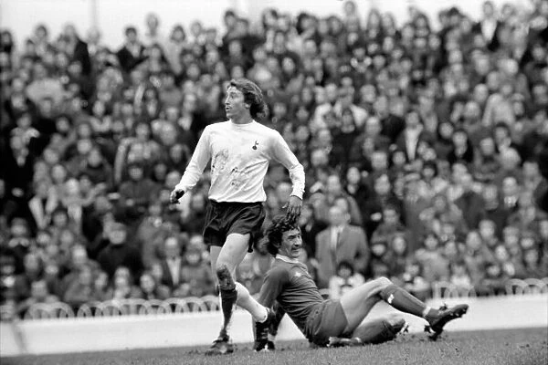 Football: Tottenham Hotspur F. C. vs. Liverpool F. C. March 1975 75-01598-046