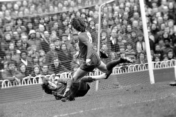 Football: Tottenham Hotspur F. C. vs. Liverpool F. C. March 1975 75-01598-088