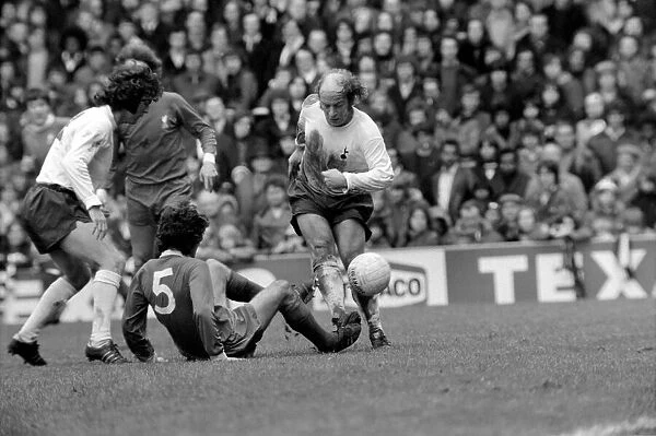 Football: Tottenham Hotspur F. C. vs. Liverpool F. C. March 1975 75-01598-040