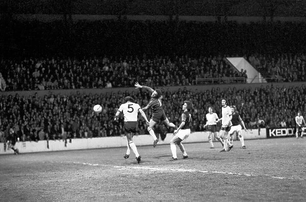 Football: West Ham F. C. (1) vs. Arsenal F. C. (0). April 1975 75-2230-002