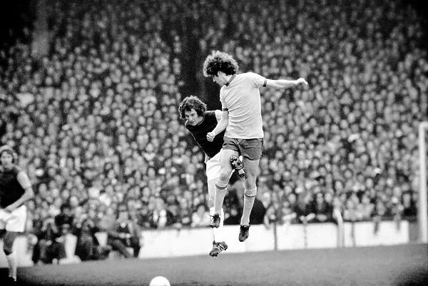 Football: West Ham F. C. (1) vs. Arsenal F. C. (0). April 1975 75-2230-029