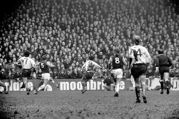 Football: West Ham vs. Burnley F. C. March 1975 75-01462-004