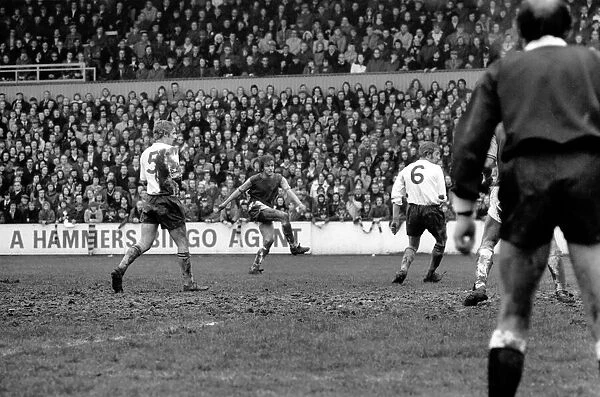 Football: West Ham vs. Burnley F. C. March 1975 75-01462-039
