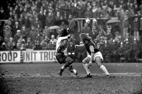 Football: West Ham vs. Burnley F. C. March 1975 75-01462-026