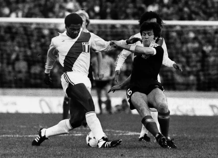 Framed Print : Football World Cup 1978 Peru 3 Scotland 1 in Cordoba Bruce Rioch (R Framed Print : Football World Cup 1978 Peru 3 Scotland 1 in Cordoba Bruce Rioch (R