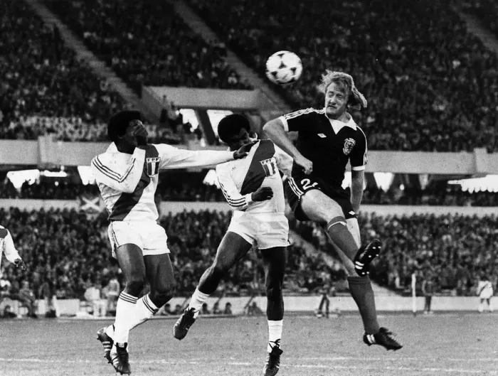Framed Print : Football World Cup 1978 Peru 3 Scotland 1 in Mendoza Kenny Burns (Scotland Framed Print : Football World Cup 1978 Peru 3 Scotland 1 in Mendoza Kenny Burns (Scotland