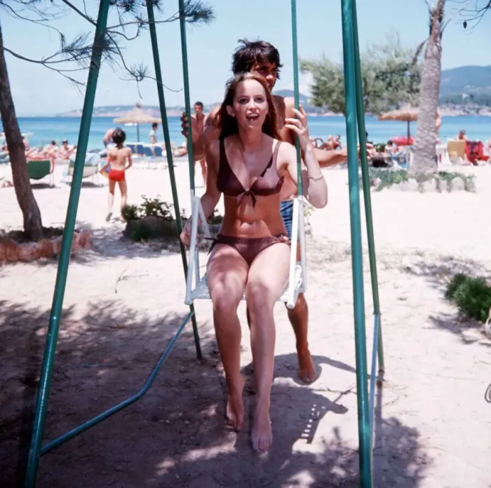 Framed Print : Footballer George Best with actress and model Susan George on holiday in Palma Nova