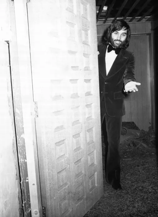 Framed Print : Footballer George Best welcomes vistors to his new Manchester night clubcalled Slack Framed Print : Footballer George Best welcomes vistors to his new Manchester night clubcalled Slack