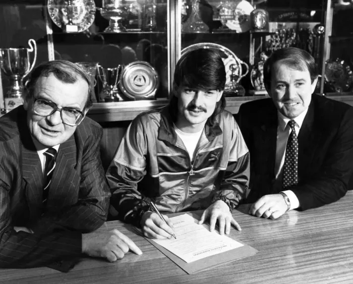 Framed Print : Footballer Ian Snodin pictured signing for Everton watched by manager Howard Kendall