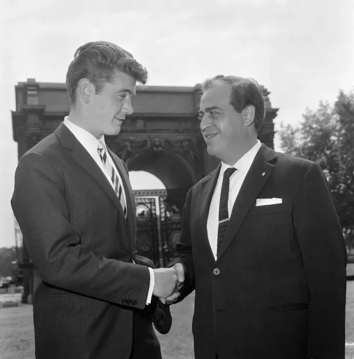 Framed Print : Footballer Joe Baker (Torino) to meet Billy Wright, Arsenal Manager Framed Print : Footballer Joe Baker (Torino) to meet Billy Wright, Arsenal Manager