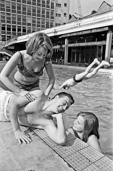 Footballer Johnny Byrne relaxing at Oasis swimming baths. 21st August 1964