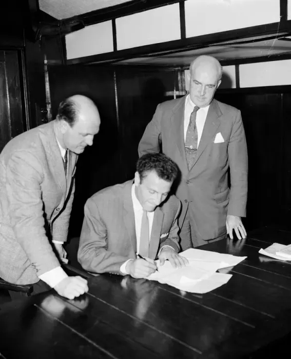 Framed Print : Footballer Mark Lazarus signs for Wolverhampton Wanderers watched his new manager Stan