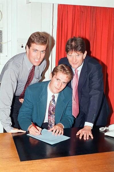 Footballer Phil Parkinson, signs for Reading Football Club, Friday 3rd July 1992