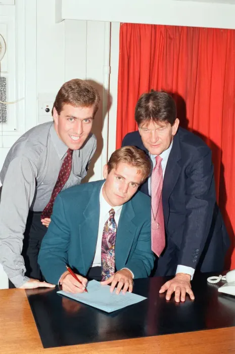 Framed Print : Footballer Phil Parkinson, signs for Reading Football Club, Friday 3rd July 1992