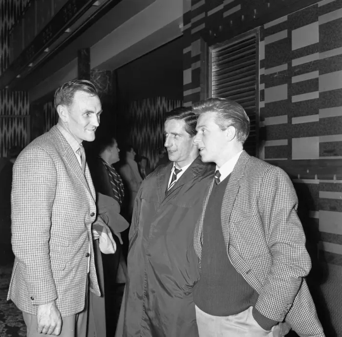 Framed Print : Footballers Don Revie (left), Dennis Viollett and Albert Quixall attending a strike
