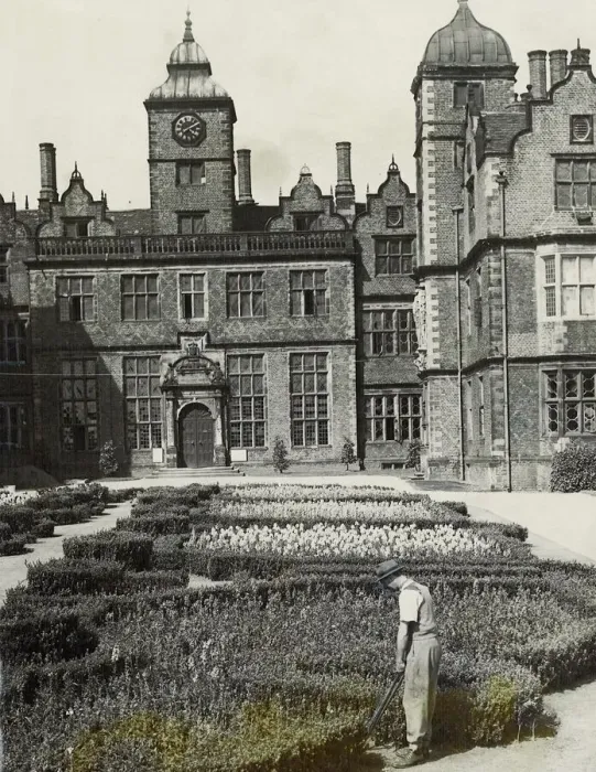 Framed Print : The forecourt of Aston Hall, with 4, 000 blooms a blaze of colour beneath the historic