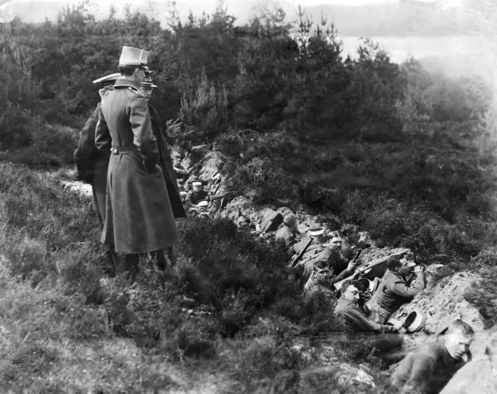 Framed Print : Foreign military attaches observe British army exercises near Aldershot June 1909 Framed Print : Foreign military attaches observe British army exercises near Aldershot June 1909