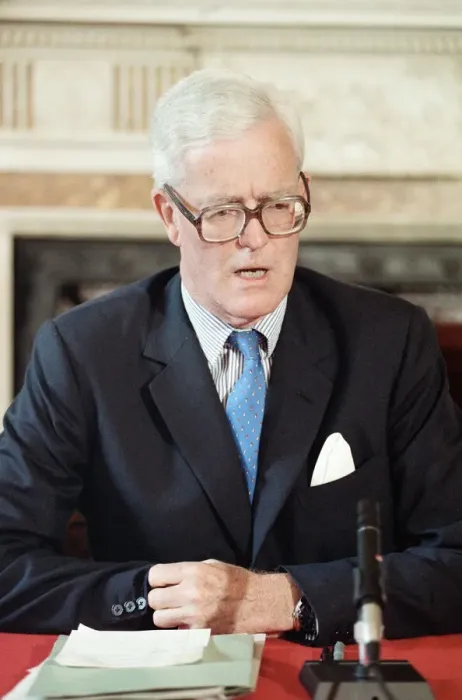 Framed Print : Foreign Secretary Douglas Hurd delivers a statement during the Gulf crisis Framed Print : Foreign Secretary Douglas Hurd delivers a statement during the Gulf crisis